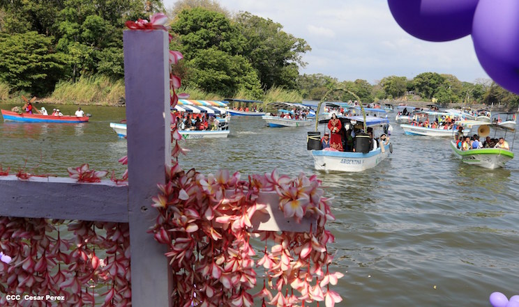Realizan tradicional Viacrucis Acu&aacute;tico en Lago Cocibolca